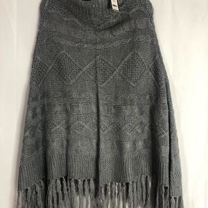 NWT Romeo + Juliet Couture grey poncho Size Small